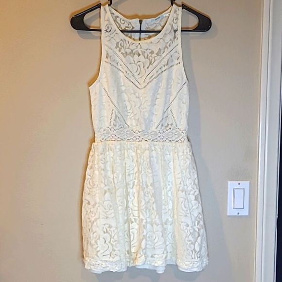🎁$ 6 Bundled 🎁XS Cream Lace Floral Pattern Fit-n-Flare Mini Dress Angelic - Picture 3 of 7